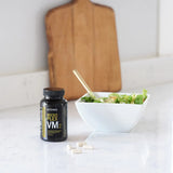 dōTERRA Microplex VMz Nahrungsergänzung – Salat und Kapseln auf Marmor | doTERRA