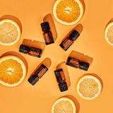 dōTERRA Motivate Mischung 5ml – fünf Flaschen auf Orangenhintergrund | doTERRA