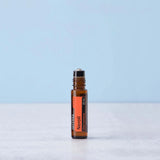 dōTERRA Neroli Touch Roll-on 10ml Flasche auf weißem Marmor mit hellblauem Hintergrund | doTERRA