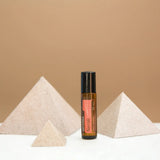 dōTERRA Neroli Touch Roll-on 10ml auf pyramidenförmigem Stein mit beigem minimalistischem Hintergrund | doTERRA