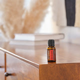 dōTERRA On Guard Mischung 15ml auf Vintage-Holzkommode mit Kissen | doTERRA