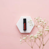 dōTERRA On Guard Perlen auf Marmorbasis mit hexagonalen weißen und rosafarbenen Schleierkrautblüten | doTERRA