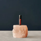dōTERRA On Guard Perlen Flasche mit Himalayasalzblock auf blauem Schiefer-Studiohintergrund | doTERRA
