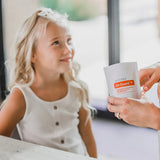 dōTERRA On Guard Plus Kautabletten – blondes Mädchen mit Beutel in der Familie | doTERRA
