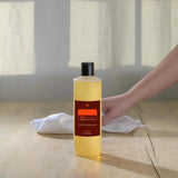 dōTERRA On Guard Reiniger 355ml – Flasche und Hand mit weißem Tuch | doTERRA