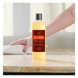 dōTERRA On Guard Reiniger 355ml – Nahaufnahme reinigende Hand auf Holz | doTERRA