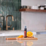 dōTERRA On Guard Schutzspray 27ml – Holzbrett mit Orange und Zimt in Küche | doTERRA