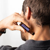 dōTERRA PastTense Roll-on 10ml – Mann wendet es am Nacken an Nahaufnahme | doTERRA