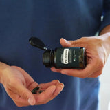 dōTERRA PB Restore – Mann mit blauem Hemd hält Kapseln in Hand, Lifestyle | doTERRA