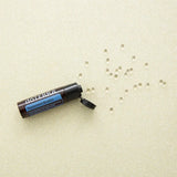 dōTERRA Pfefferminze Perlen Beadlets auf goldener Oberfläche verstreut Aufsicht | dōTERRA