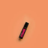 dōTERRA Rosen Touch Roll-on 10ml Flasche allein vor orange-korallenem Hintergrund minimalistisch | doTERRA