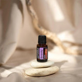 dōTERRA Serenity Mischung 15ml – Flasche mit Zen-Steinen auf warmem beigem Hintergrund | doTERRA