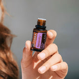 dōTERRA Serenity Mischung 15ml – Rothaarige Hand hält offene Flasche in Nahaufnahme | doTERRA