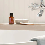 dōTERRA Serenity Mischung 15ml – Am Rand einer Vintage-Badewanne mit Salz und Holzlöffel | doTERRA