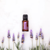 dōTERRA Serenity Mischung 15ml – Schwebend in Reihe mit Lavendelstängeln auf weißem Marmor | doTERRA