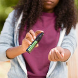 dōTERRA TerraShield Spray 30ml – Mädchen trägt Spray am Handgelenk im Garten auf | doTERRA