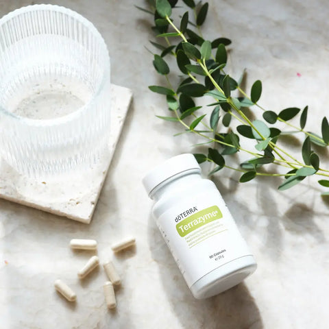 dōTERRA TerraZyme Nahrungsergänzung 90ct Flasche auf Marmor mit Eukalyptus | doTERRA