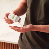 dōTERRA TerraZyme Nahrungsergänzung 90ct Kapseln in Händen in der Küche | doTERRA