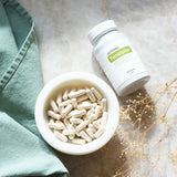 dōTERRA TerraZyme Nahrungsergänzung 90ct Kapseln in weißer Schüssel mit getrockneter Blume | doTERRA
