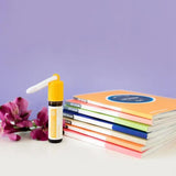 dōTERRA Thinker Roll-On 10ml mit Notizbüchern vor lila Hintergrund | doTERRA