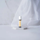 dōTERRA Thinker Roll-On 10ml auf weißem Sockel mit drapiertem Stoff auf Marmor | doTERRA