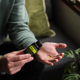 dōTERRA TriEase Nahrungsergänzung 60ct Softgel in Händen auf dem Sofa | doTERRA