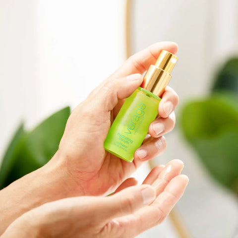 dōTERRA Verage Immortelle Feuchtigkeitsserum Flasche vor goldenem beigem Hintergrund | doTERRA