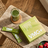 dōTERRA VMG+ Nahrungsergänzung Schachtel mit Sachets auf Holztisch mit grünem Shake und Früchten | doTERRA
