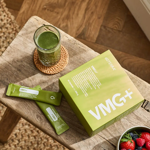 dōTERRA VMG+ Nahrungsergänzung Schachtel mit Sachets auf Holztisch mit grünem Shake und Früchten | doTERRA