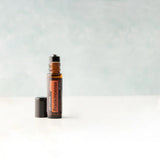 dōTERRA Weihrauch Touch Roll-On 10ml vor grau-bläulichem Hintergrund seitlich | doTERRA