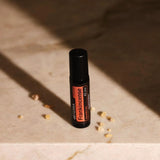 dōTERRA Weihrauch Touch Roll-On 10ml auf Kalkstein mit Weihrauch-Harz im Sonnenlicht | doTERRA