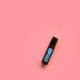 dōTERRA Whisper Touch Roll-On 10ml geneigt vor rosa minimalistischem Hintergrund | doTERRA
