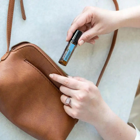 dōTERRA Whisper Touch Roll-On 10ml Hände entnehmen aus Tasche | doTERRA