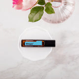 dōTERRA Whisper Touch Roll-On 10ml auf gewelltem rosa Teller mit Kristall | doTERRA