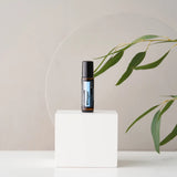 dōTERRA Whisper Touch Roll-On 10ml auf weißem Würfel mit rundem Spiegel und Eukalyptus | doTERRA