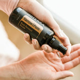 dōTERRA Yarrow Pom Serum 100ml Flasche mit weißer Keramik vor beigem Hintergrund | doTERRA