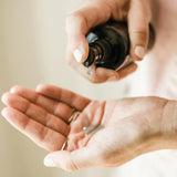dōTERRA Yarrow Pom Serum 100ml Flasche mit Pflanzen und Sukkulenten | doTERRA