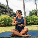 dōTERRA Yoga Collection Set ätherischer Öle, Frau auf Yogamatte in Hawaii | doTERRA