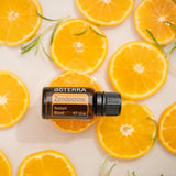 dōTERRA Zendocrine Mischung 15ml – Flasche mit Orangenscheiben und Rosmarin von oben | doTERRA