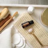 dōTERRA Zendocrine Mischung 15ml – Wellness-Routine mit Schwamm, Roller, Quarz und Kamm auf Marmor | doTERRA