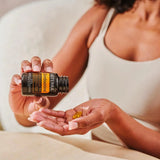 dōTERRA Zendocrine Softgels geneigte Flasche, Softgel auf Handfläche | doTERRA